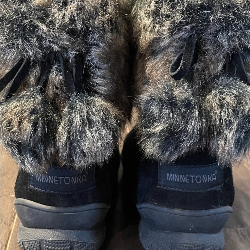 Minnetonka Women's Everett Boots black suede faux fur 7 - Picture 3 of 7